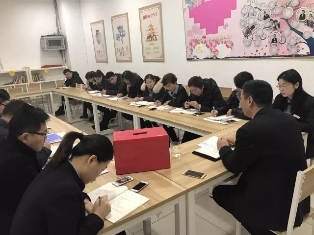 【会议】新玛特购物广场召开中层会议2.webp.jpg