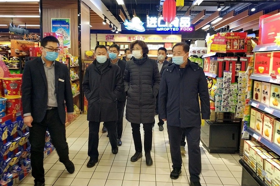 市委书记张惠一行莅临新玛特购物广场视察疫情防控及市场供应情况