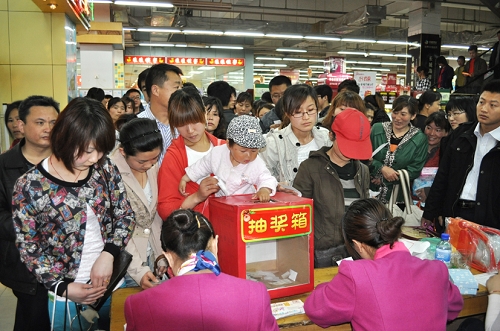 日照店火爆的抽奖现场
